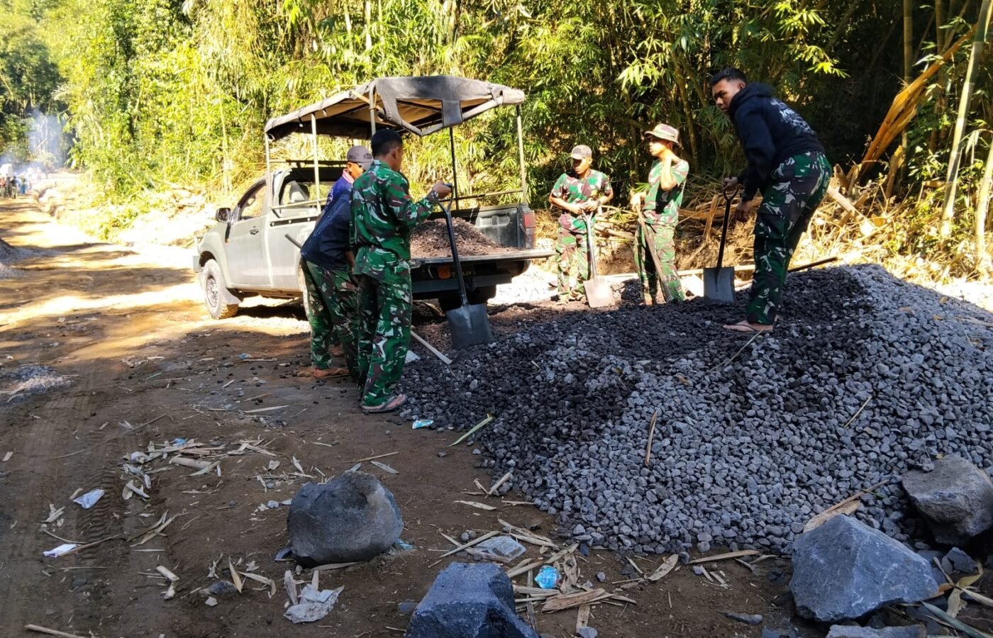 Semangat Personel Satgas TMMD Bangli dalam Menghadapi Medan Sulit