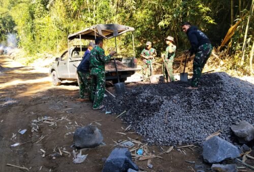 Semangat Personel Satgas TMMD Bangli dalam Menghadapi Medan Sulit