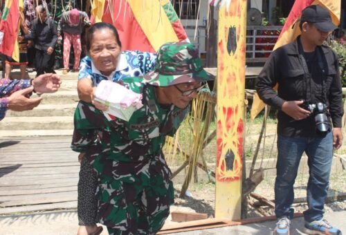 Mengutamakan Kemanusiaan, Satgas TMMD Ke-129 Gendong Lansia di Ulak Pauk