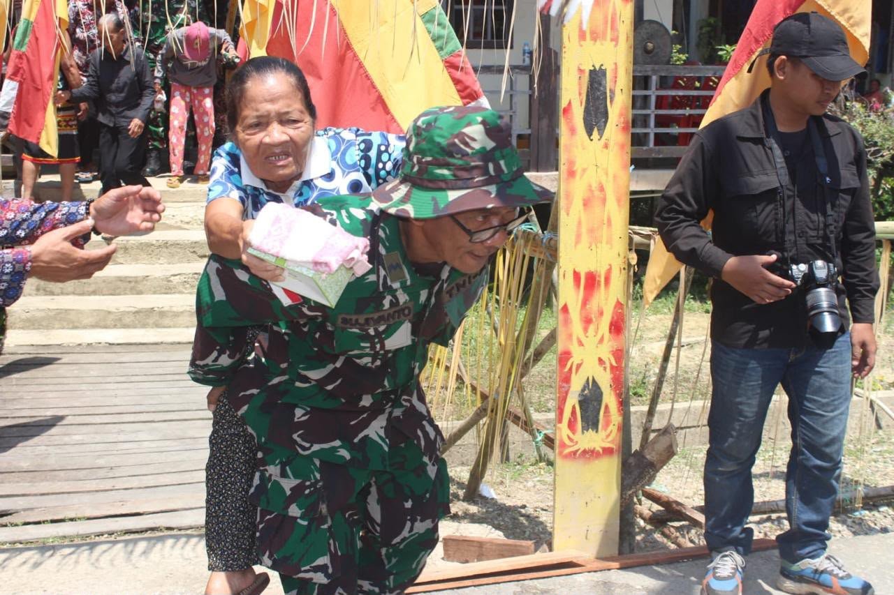 Mengutamakan Kemanusiaan, Satgas TMMD Ke-129 Gendong Lansia di Ulak Pauk