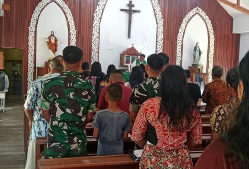 TNI Manunggal Bersama Warga, Satgas TMMD ke-129 Laksanakan Ibadah di Gereja Santo Fransiskus Xaverius
