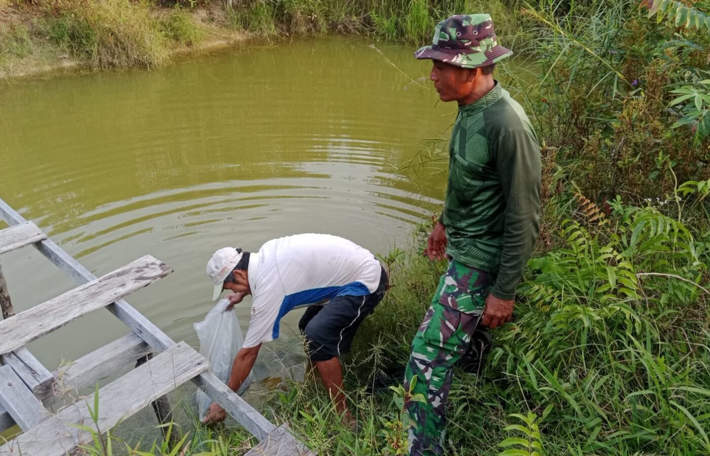 Mendukung Program Ketahanan Pangan, Satgas TMMD 129 Kodim 1206/PU Berikan Bibit Ikan bagi Warga