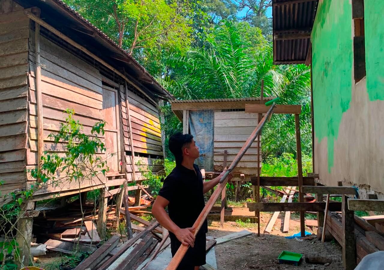 Mengubah Hidup Melalui Warna, Satgas TMMD Bawa Kebaikan untuk Ibu Marsiana