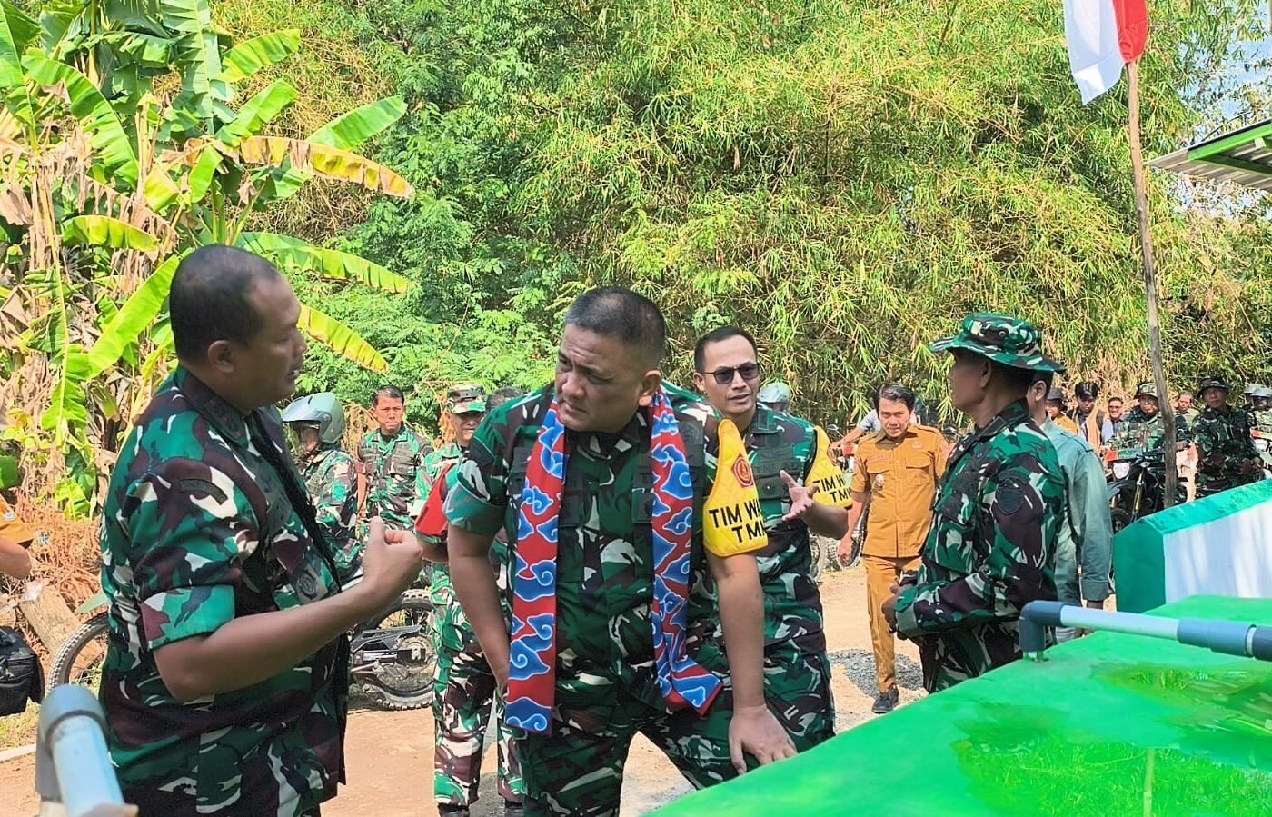 Brigjen TNI Yohanes Toar Pioh Melakukan Inspeksi TMMD ke-129 di Desa Luwung Kencana