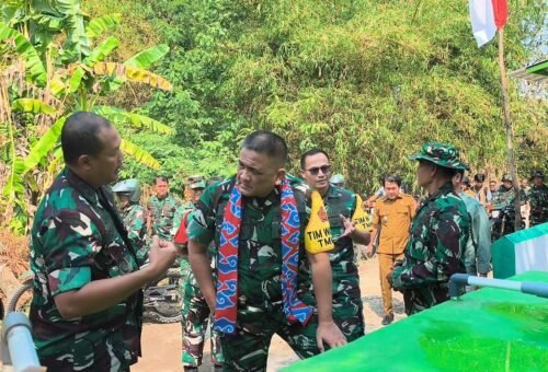 Brigjen TNI Yohanes Toar Pioh Melakukan Inspeksi TMMD ke-129 di Desa Luwung Kencana