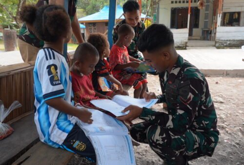 Keceriaan di TMMD Ke-129: Ikatan Emosional TNI dan Anak-Anak Kampung Sesor