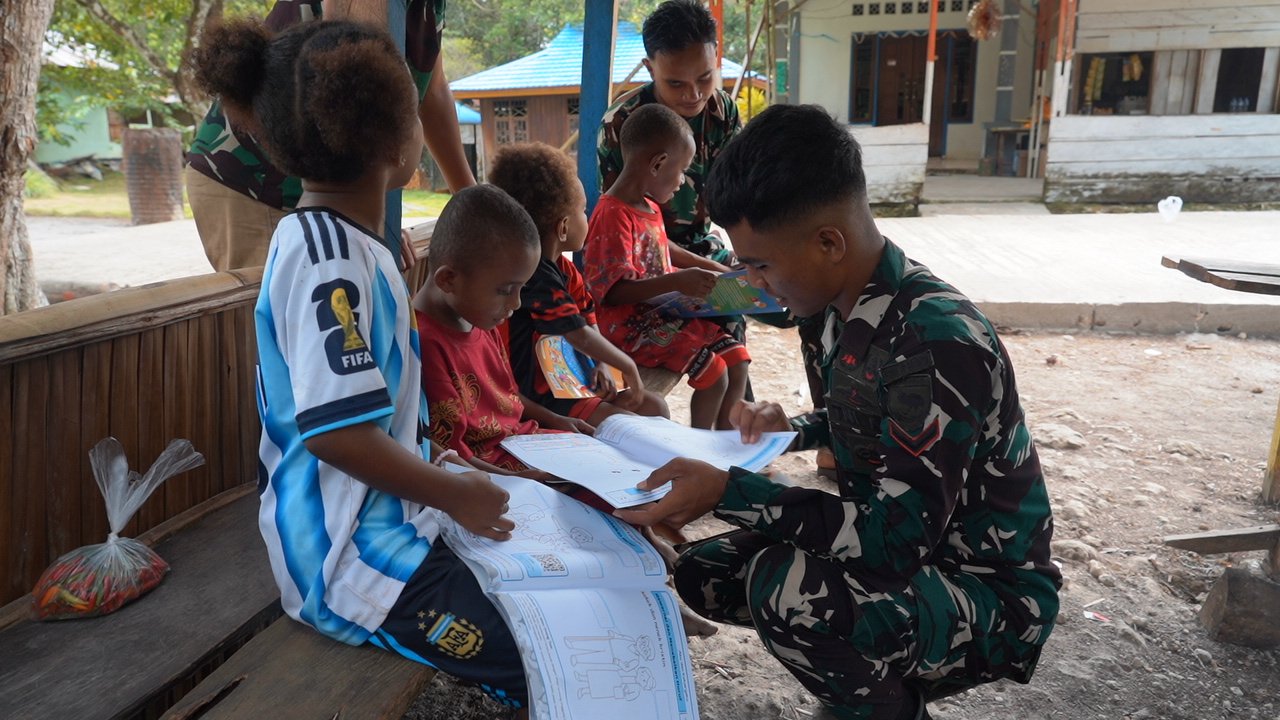 Keceriaan di TMMD Ke-129: Ikatan Emosional TNI dan Anak-Anak Kampung Sesor