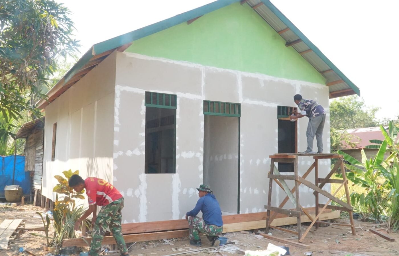 Kolaborasi Satgas TMMD dan Masyarakat Hiasi RTLH di Desa Bandar Raya