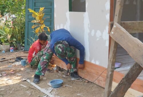 Kegiatan Pengecatan RTLH oleh Satgas TMMD dan Komunitas Desa
