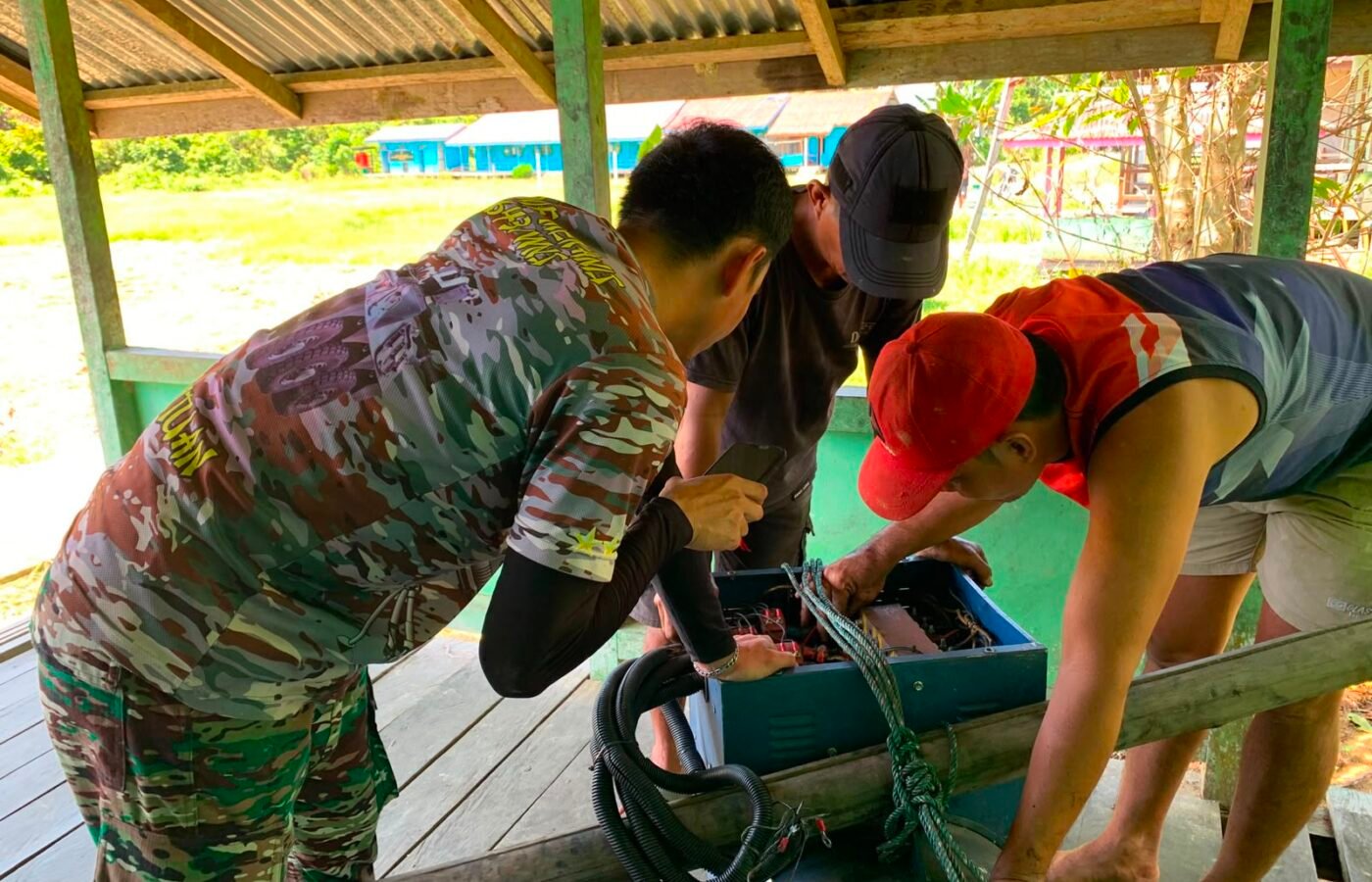 TNI Bersama Warga Perbaiki Genset Listrik di Kapuas Hulu