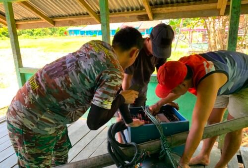 TNI Bersama Warga Perbaiki Genset Listrik di Kapuas Hulu