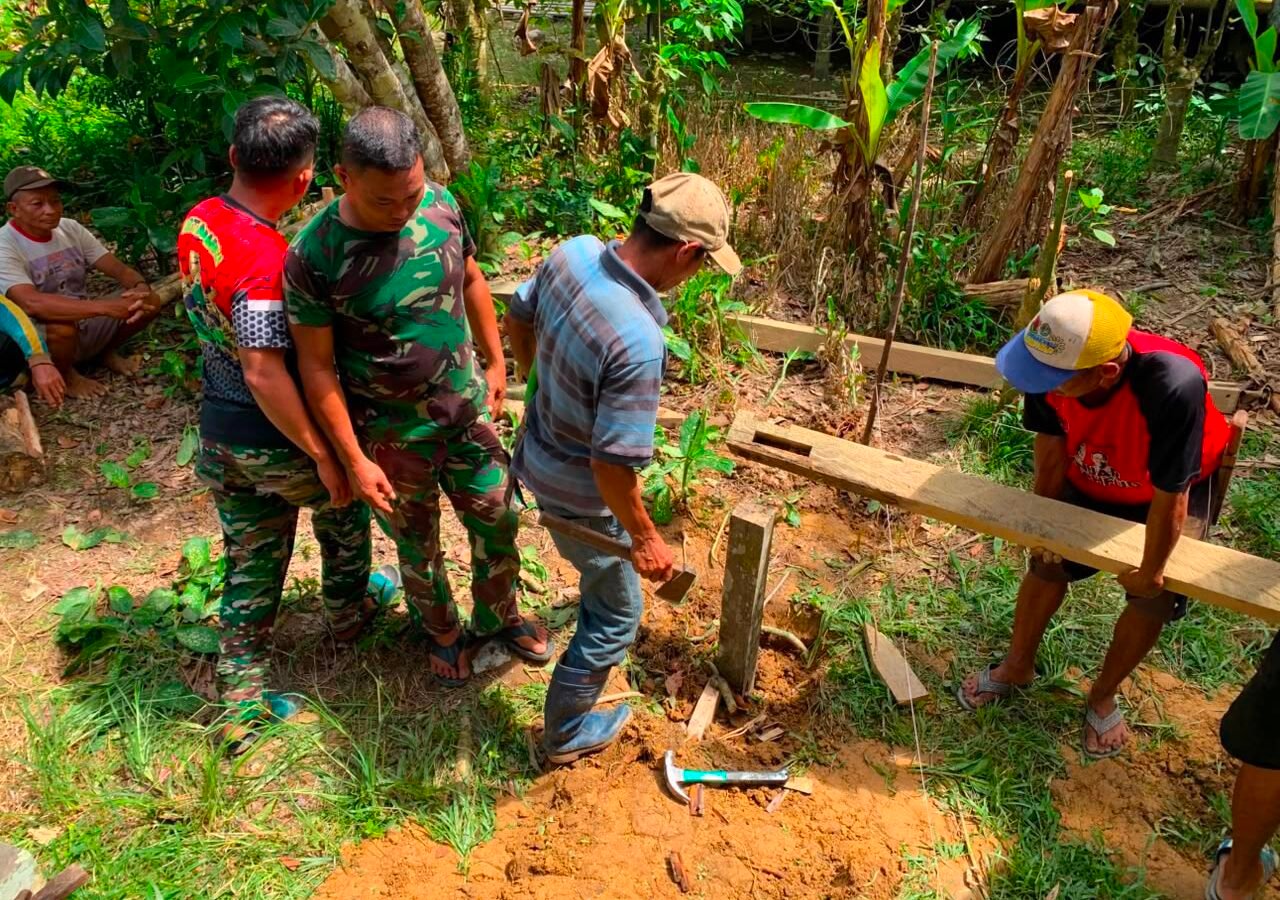 Proses Pembangunan MCK Dalam Program TMMD Reguler Ke-129 Kodim 1206/Putussibau Memasuki Pemasangan Pondasi