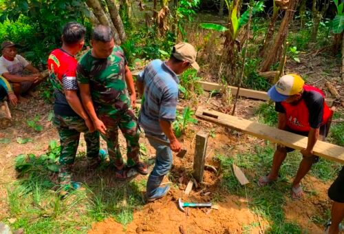 Proses Pembangunan MCK Dalam Program TMMD Reguler Ke-129 Kodim 1206/Putussibau Memasuki Pemasangan Pondasi