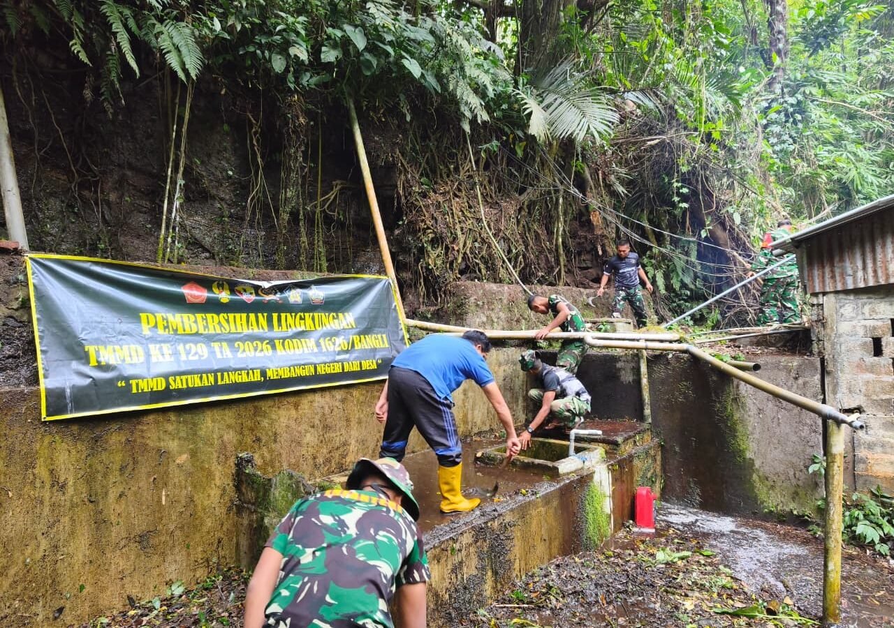 Pembersihan Sumber Air Yeh Tipat oleh Satgas TMMD Ke-129 Kodim 1626/Bangli untuk Warga