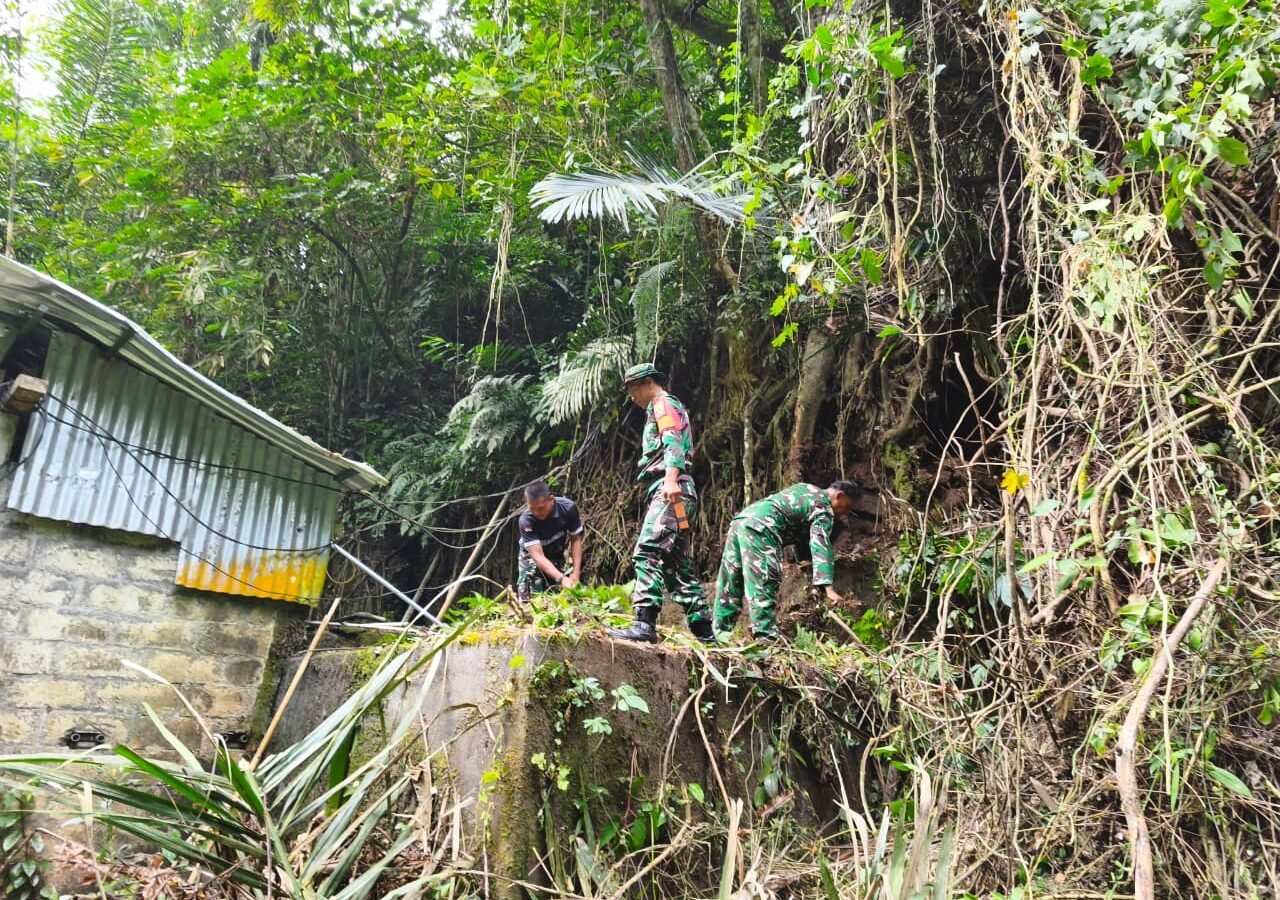 Komitmen TNI, Wadan Satgas TMMD Ke-129 Terjun Langsung Bersihkan Yeh Tipat