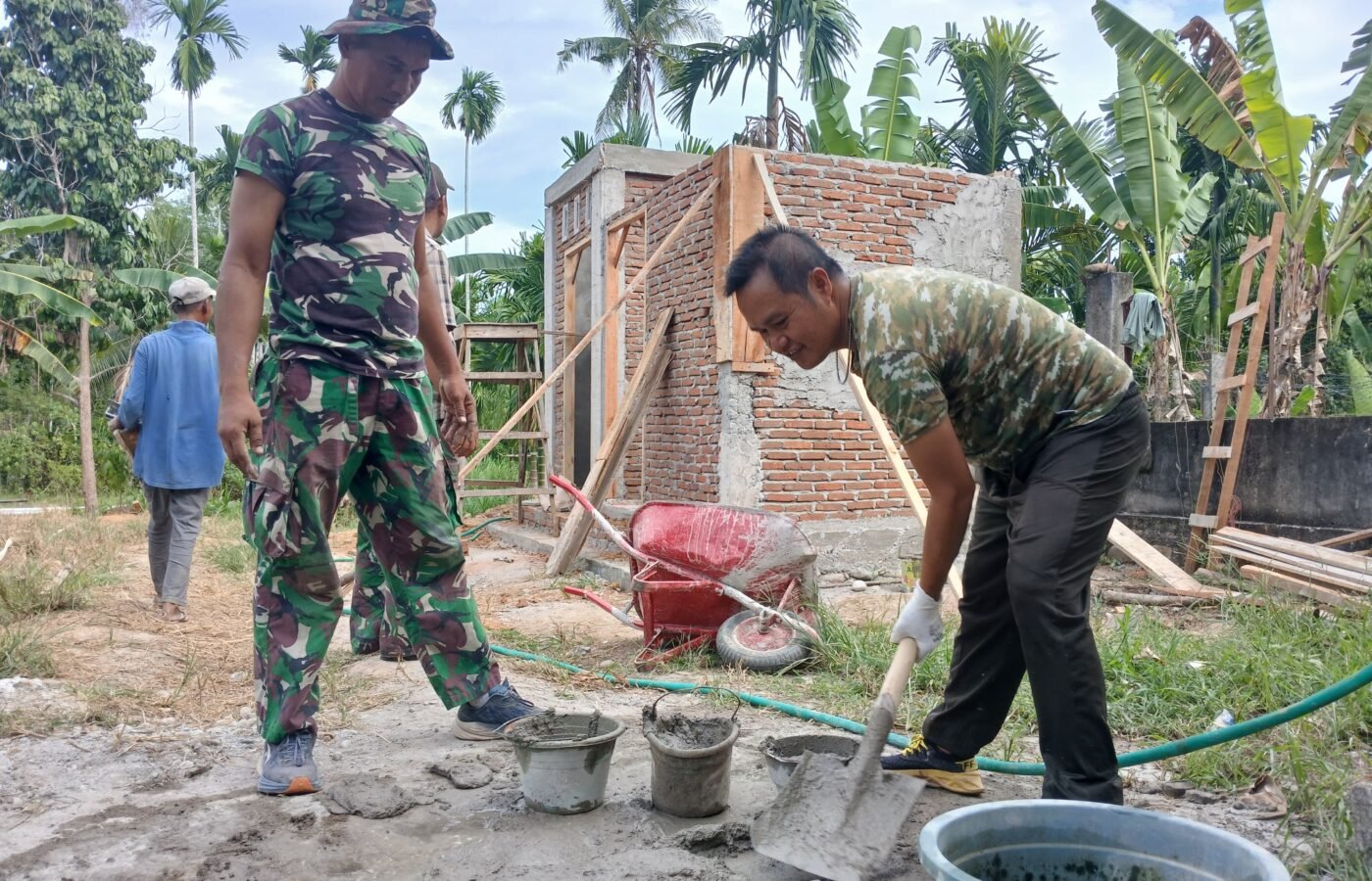 Pembangunan Fasilitas MCK TMMD Ke-129 Capai Setengah Jalan, Kusen dan Plester Dinding Dikerjakan Cepat