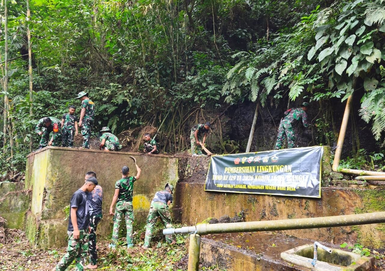 Bersinergi Antara Satgas TMMD dan Masyarakat, Sumber Air Yeh Tipat Diperbaiki dari Sampah Liar