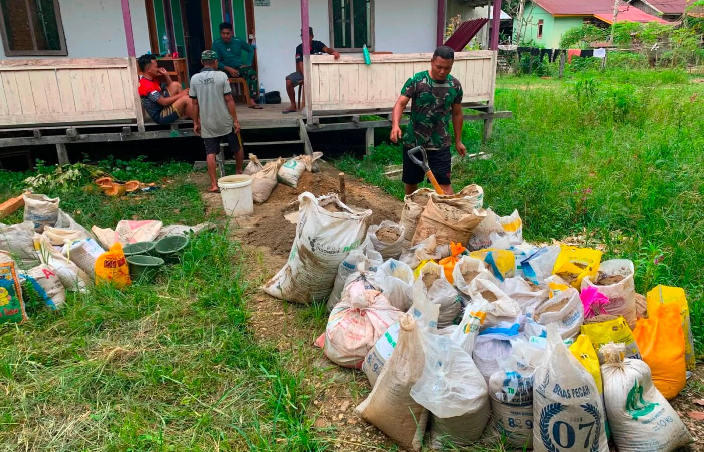 Kebersamaan TNI dan Warga dalam Pembangunan MCK di Desa Belatung