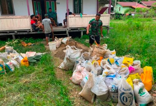 Kebersamaan TNI dan Warga dalam Pembangunan MCK di Desa Belatung