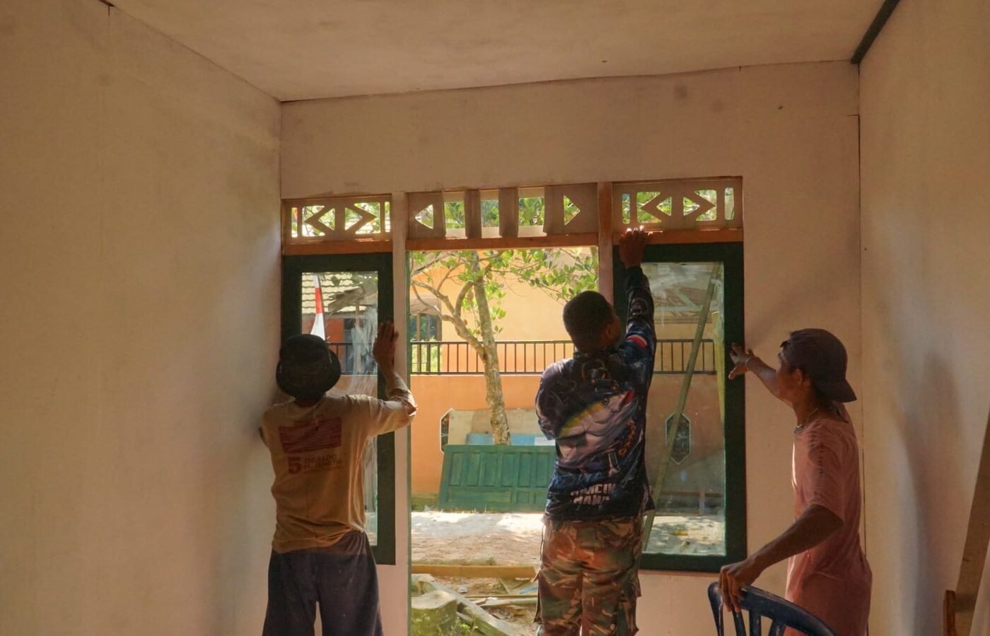 Pembangunan RTLH Berlanjut, Satgas TMMD dan Warga Pasang Pintu serta Jendela