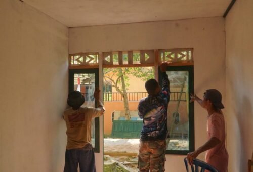 Pembangunan RTLH Berlanjut, Satgas TMMD dan Warga Pasang Pintu serta Jendela