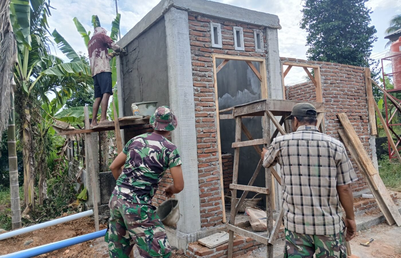 Kerjasama Satgas TMMD dan Komunitas Local Mempercepat Pembangunan Fasilitas MCK di TPU Blang Cot