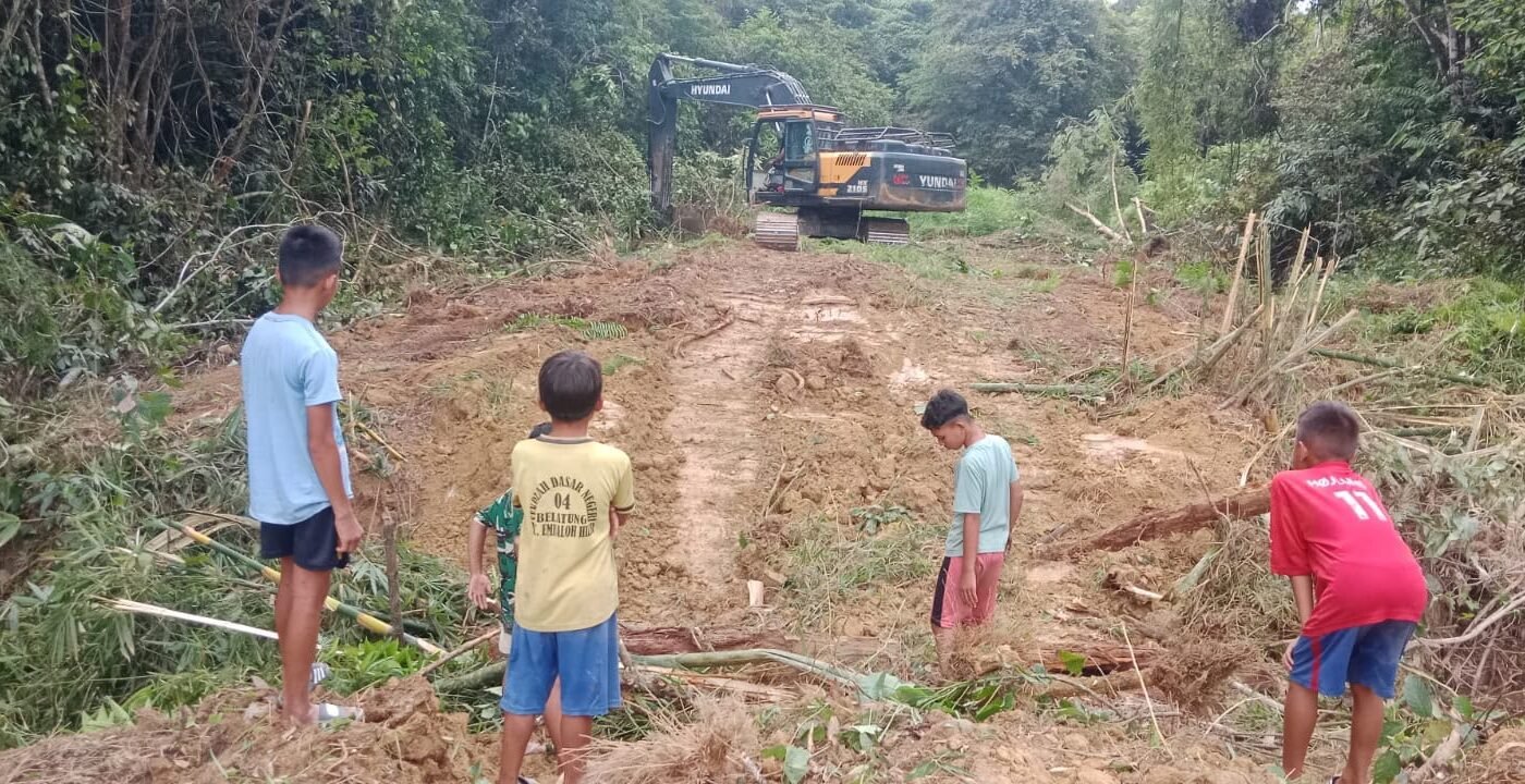 Antusiasme Warga Menyaksikan Alat Berat di Proyek TMMD