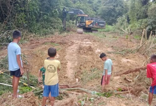 Antusiasme Warga Menyaksikan Alat Berat di Proyek TMMD