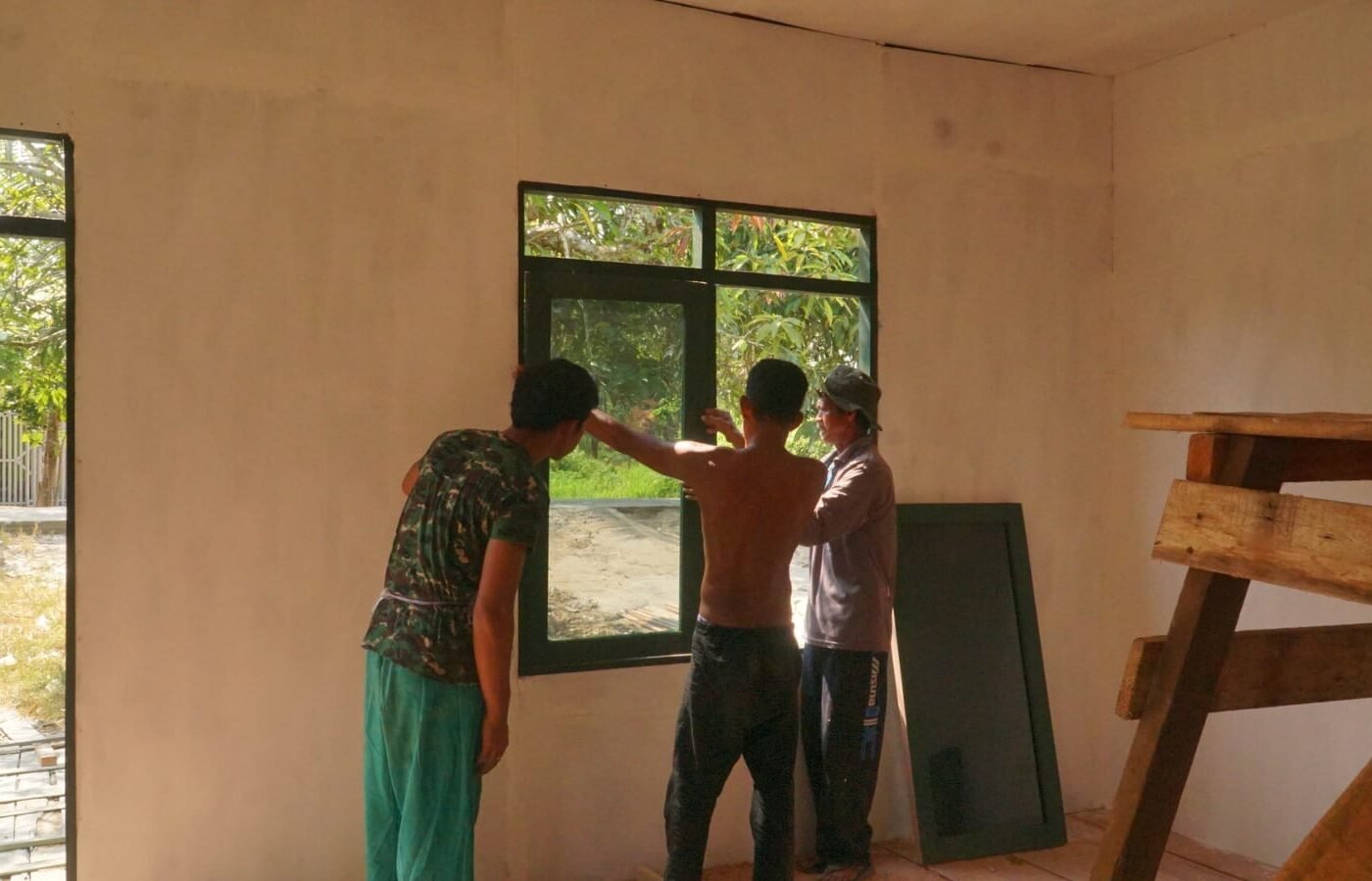 Pemasangan Jendela di RTLH Sasaran 5 untuk Kenyamanan dan Kesehatan