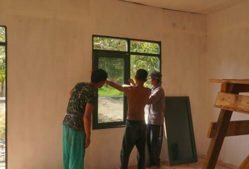 Pemasangan Jendela di RTLH Sasaran 5 untuk Kenyamanan dan Kesehatan