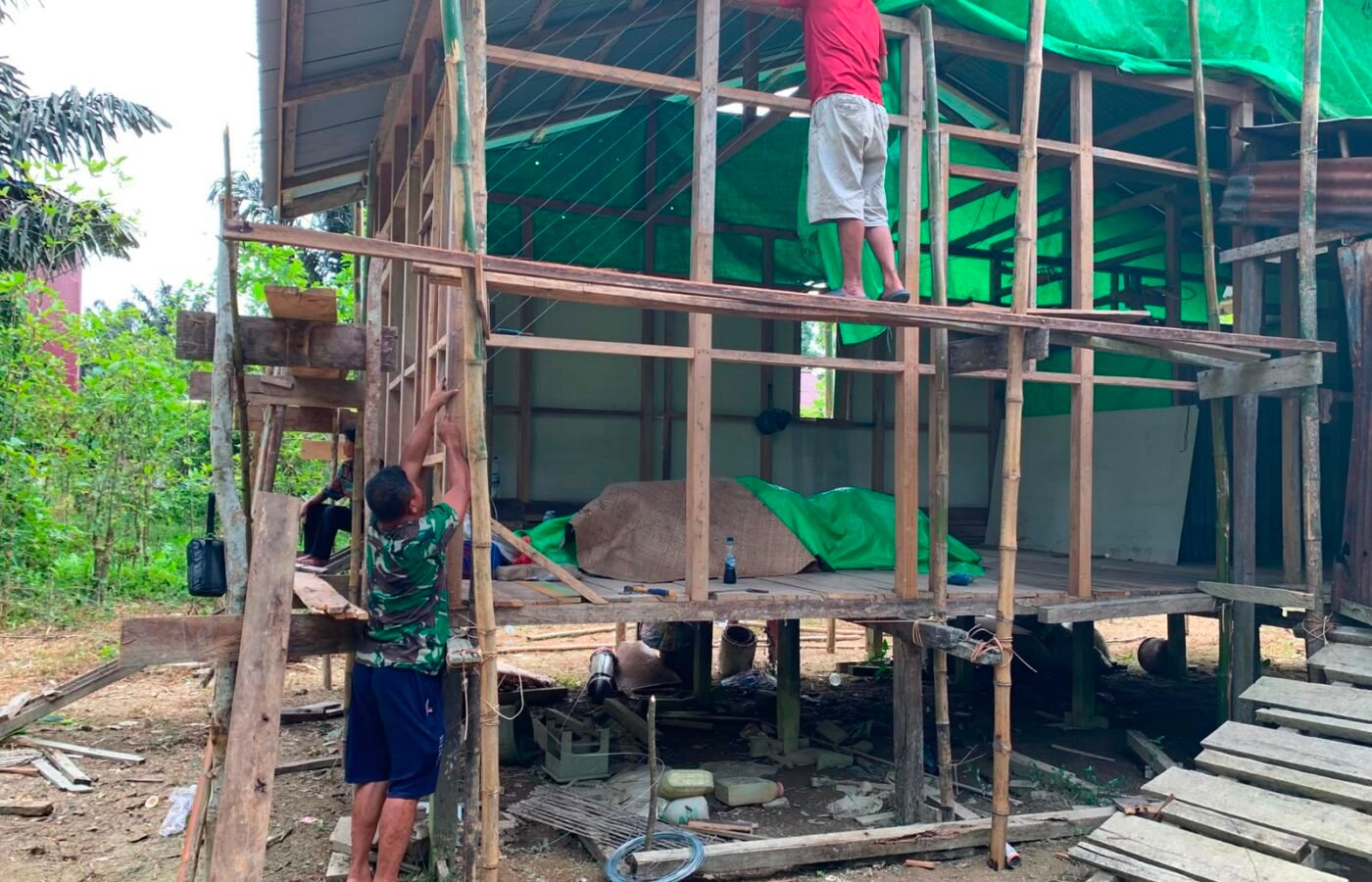 Dedikasi TNI di Perbatasan: Upaya TMMD 1206/Psb dalam Renovasi Rumah Warga