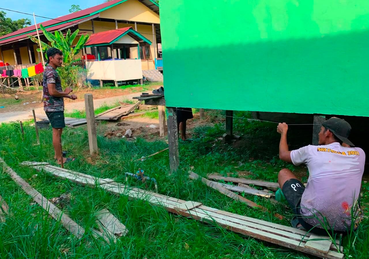 PEKERJAAN PONDASI RUMAH IBU YUSTINA DAPAT DUKUNGAN DARI SATGAS TMMD REGTAS KE-129 KODIM 1206/PUTUSSIBAU