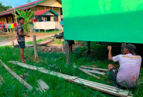 PEKERJAAN PONDASI RUMAH IBU YUSTINA DAPAT DUKUNGAN DARI SATGAS TMMD REGTAS KE-129 KODIM 1206/PUTUSSIBAU