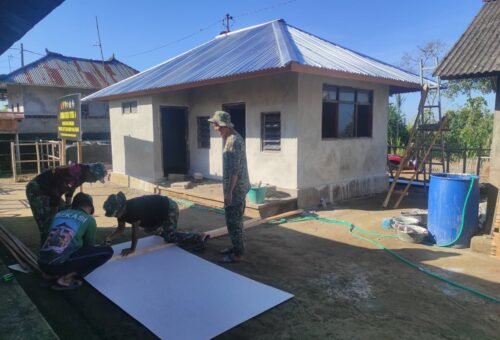 Kerja Sama Satgas TMMD dan Masyarakat dalam Pemasangan Plafon Kalsiboard