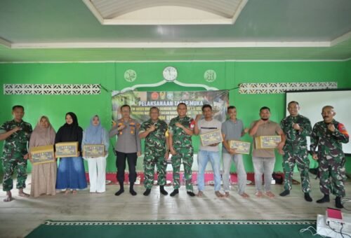 TNI Salurkan Bantuan Sembako di Tengah TMMD Ke-129 untuk Warga Pidie