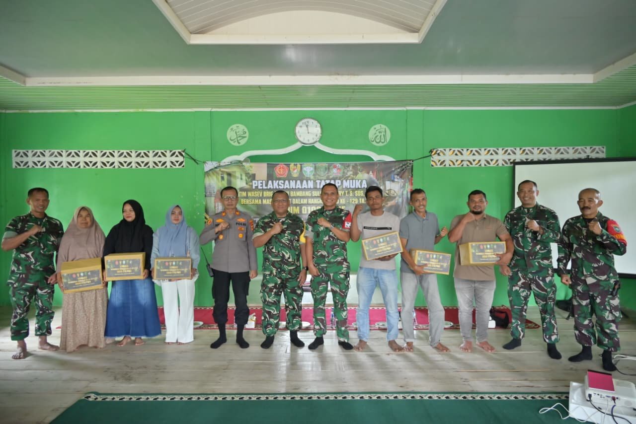 TNI Salurkan Bantuan Sembako di Tengah TMMD Ke-129 untuk Warga Pidie