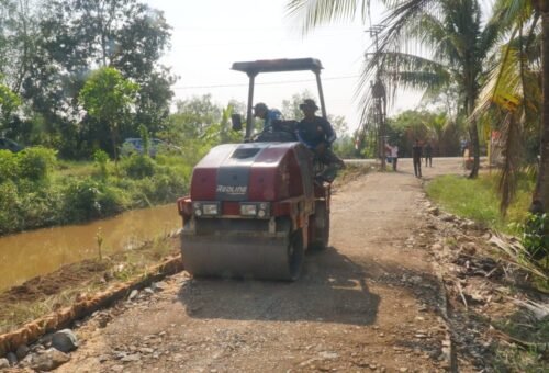 Pemeriksaan Alat Berat, Satgas TMMD Pastikan Proyek Jalan Desa Bandar Raya Berjalan Efektif
