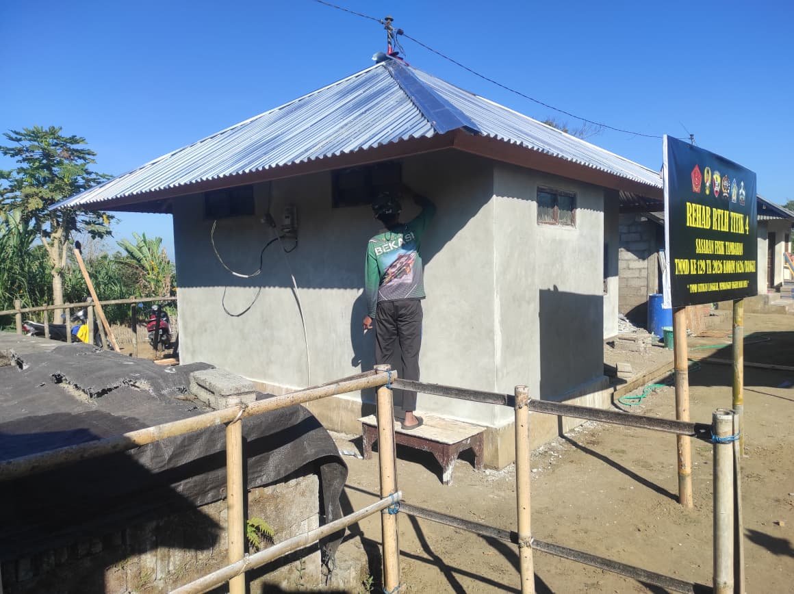 Transformasi Plafon Rumah di TMMD Ke-129 Bangli untuk Kenyamanan Warga