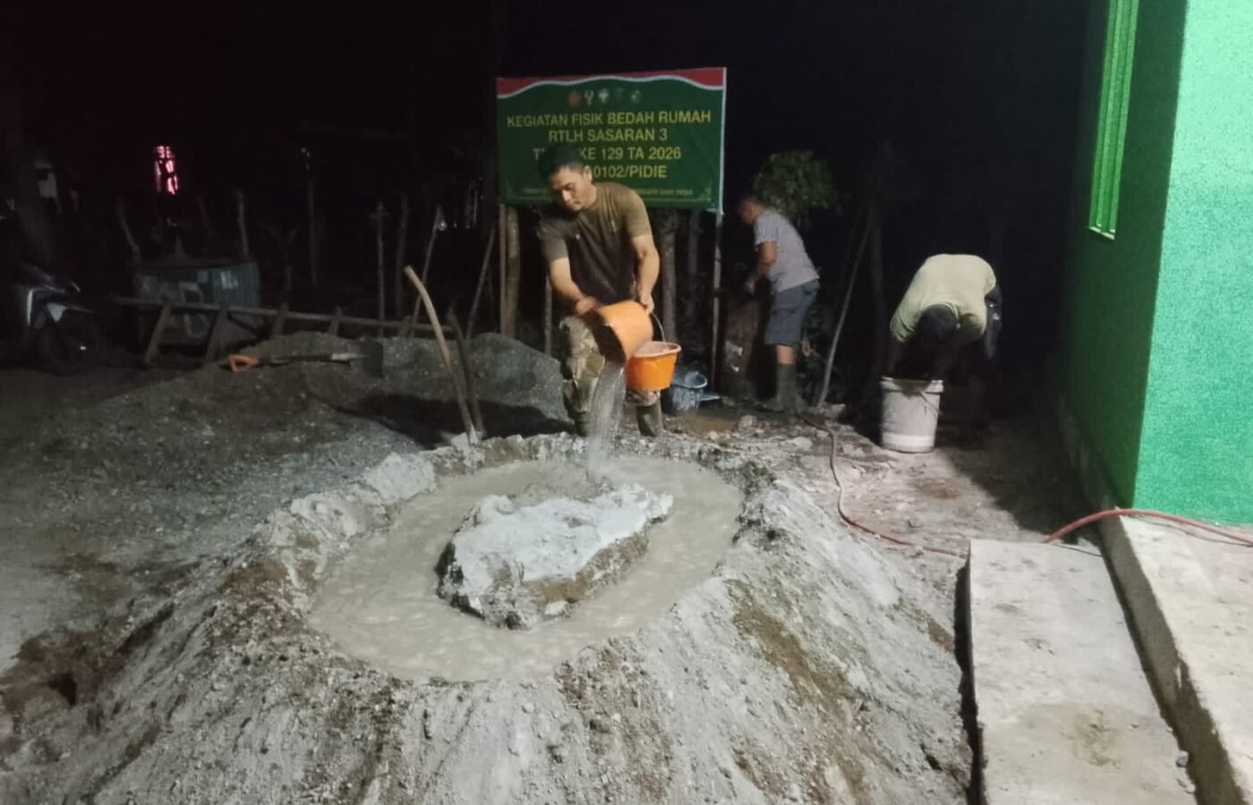 Personel Satgas TMMD ke-129 Kodim 0102/Pidie Kerja Keras di Malam Hari