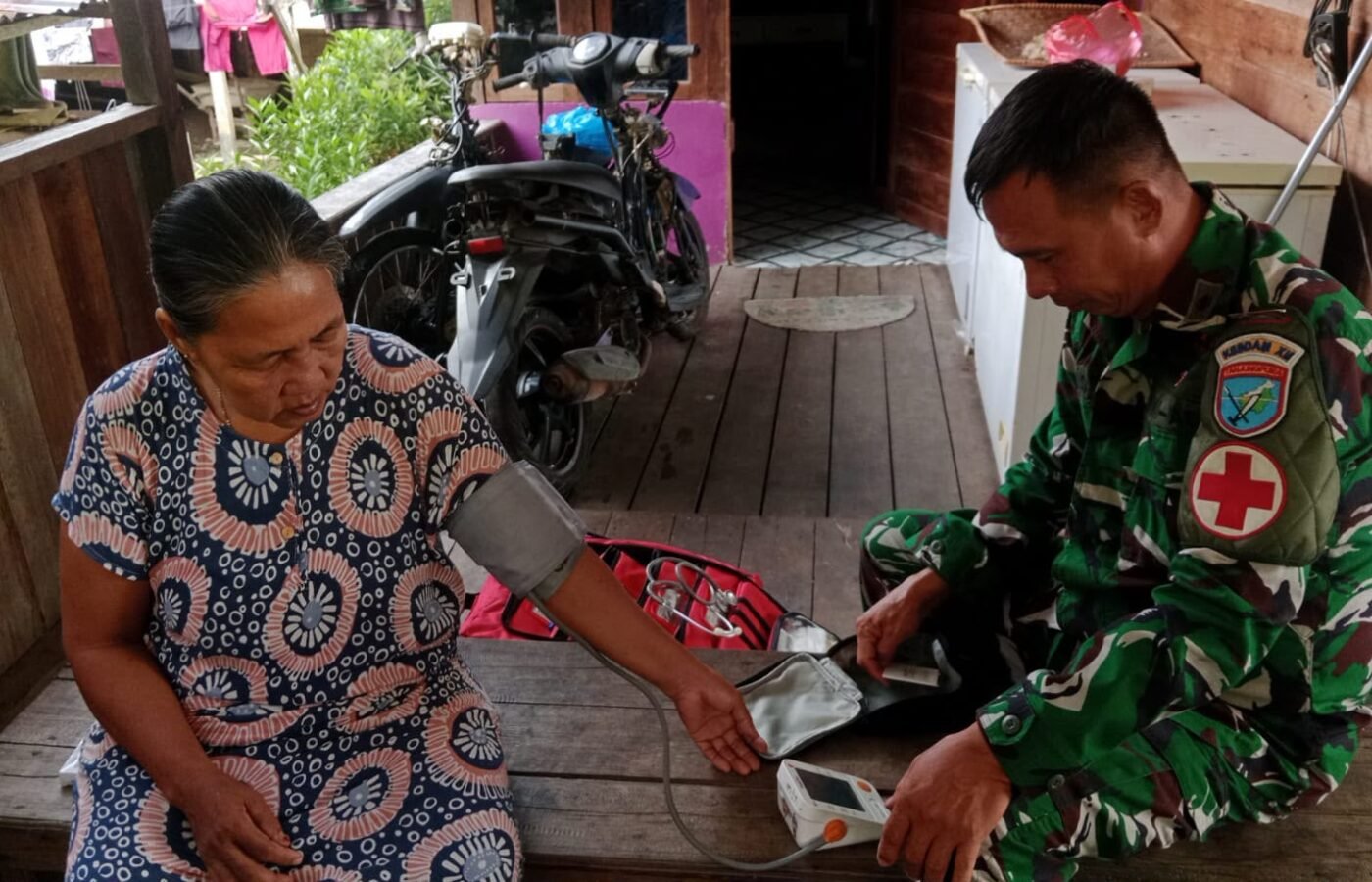 Satgas TMMD Berikan Pengobatan Gratis untuk Warga di Desa Terpencil
