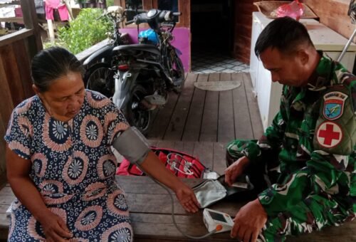 Satgas TMMD Berikan Pengobatan Gratis untuk Warga di Desa Terpencil