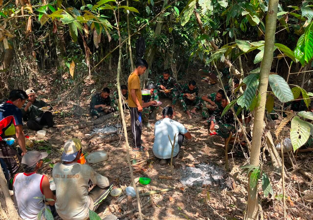 Kebersamaan yang Hangat, Satgas TMMD ke-129 Kodim 1206/Putussibau Adakan Makan Bersama dengan Warga Desa Belarung