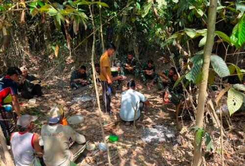 Kebersamaan yang Hangat, Satgas TMMD ke-129 Kodim 1206/Putussibau Adakan Makan Bersama dengan Warga Desa Belarung