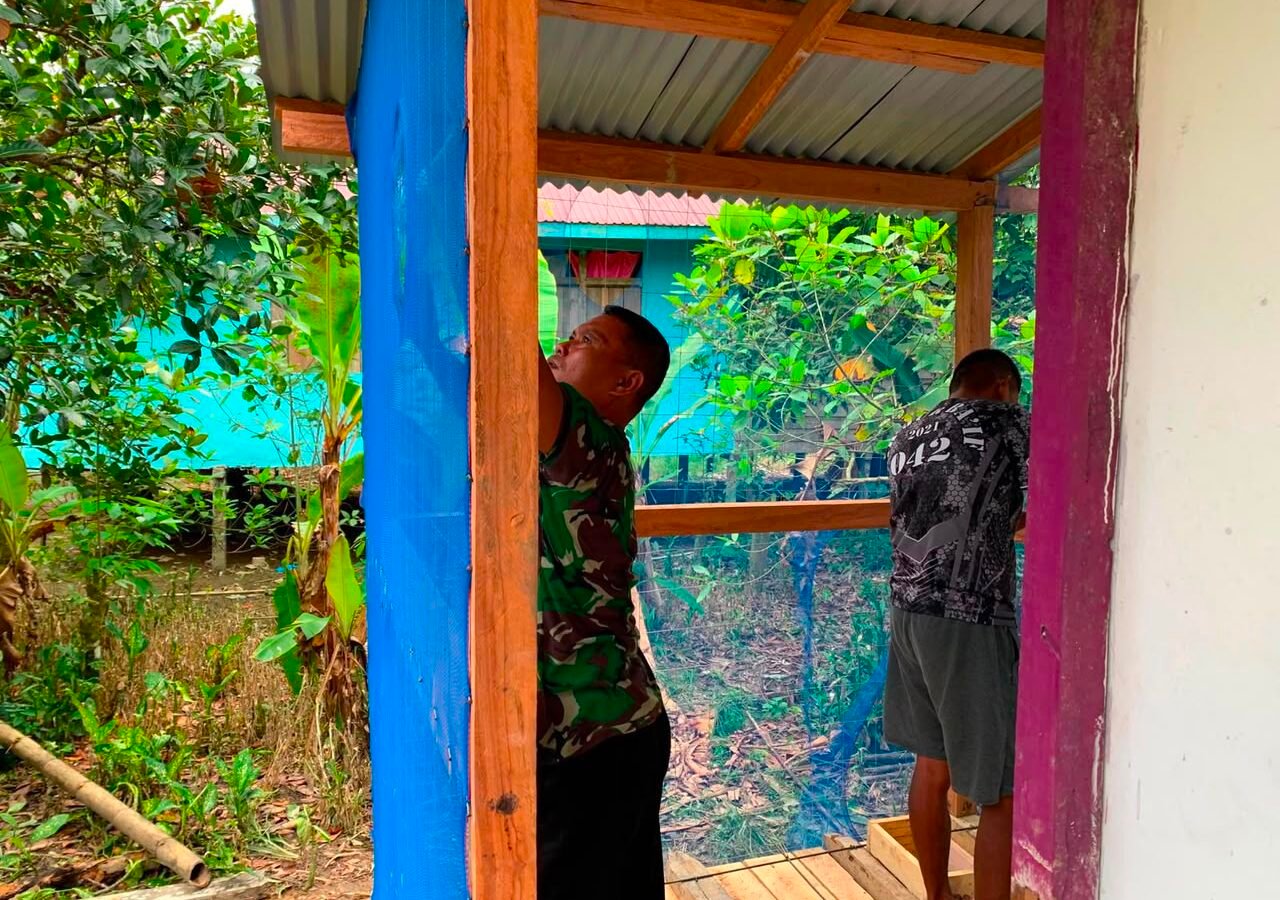 Pemasangan Waring dan Plesteran Dinding MCK oleh Satgas TMMD Kodim 1206/Psb