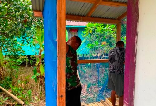 Pemasangan Waring dan Plesteran Dinding MCK oleh Satgas TMMD Kodim 1206/Psb