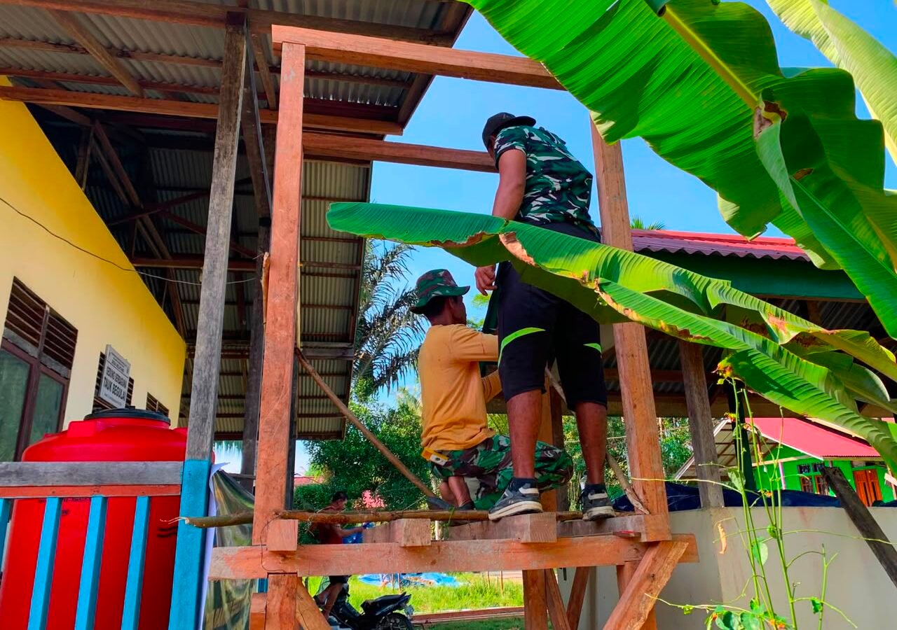 Pembangunan Tandon Air Oleh Satgas TMMD Regtas Ke-129 di Kapuas Hulu