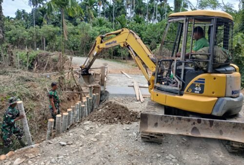 Pencapaian Satgas TMMD Ke-129 Kodim 0102/Pidie: Pemasangan Cerucuk Perkuat Jembatan