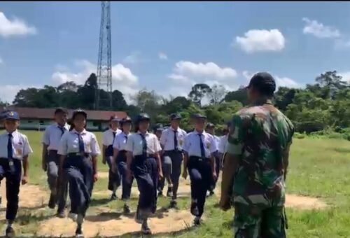Pelatihan PBB di SMPN 4 Satap Embaloh Hilir, Anggota Satgas TMMD Tanamkan Semangat Kebangsaan