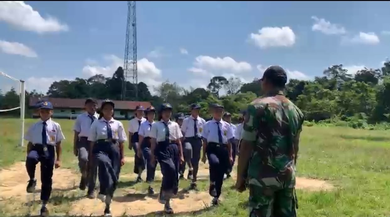 Pelatihan PBB di SMPN 4 Satap Embaloh Hilir, Anggota Satgas TMMD Tanamkan Semangat Kebangsaan