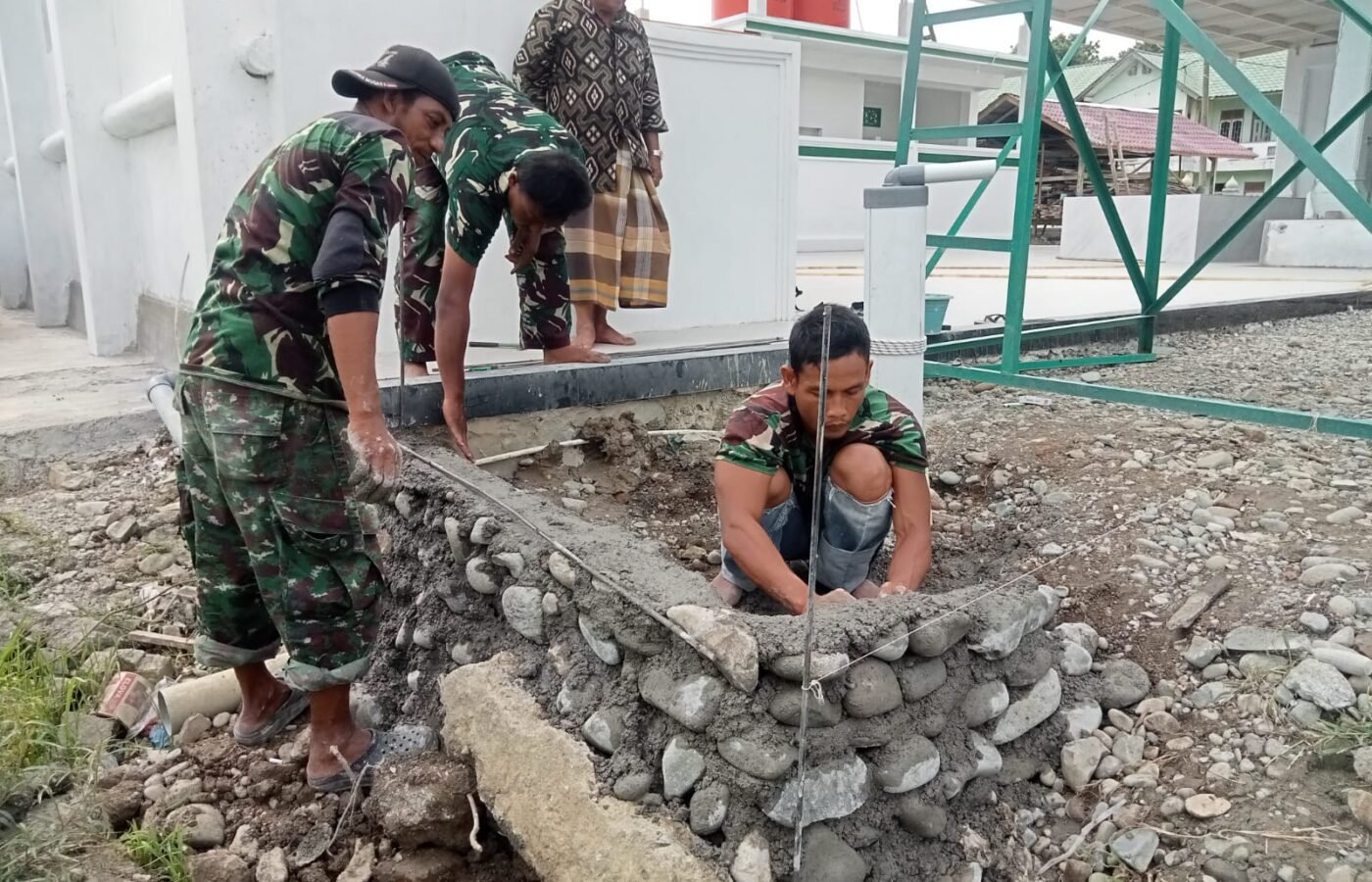 Pembangunan Tempat Wudhu oleh Satgas TMMD Ke-129 di Masjid Al Furqan Pidie